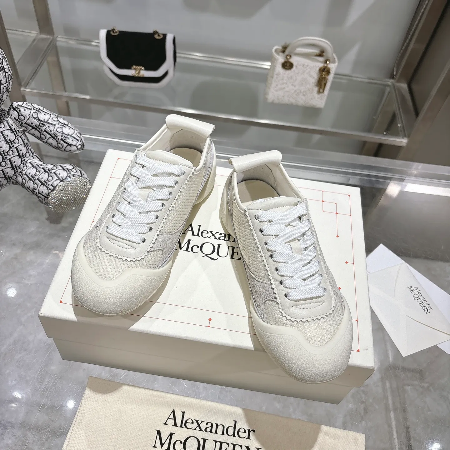 👟👟Ex-factory price 580👟👟 Men's size +10 2025 McQueen's new AIexanderMcQUEEN✅ The original quality has been certified! The original version is reproduced 1:1, and the latest products are available at the latest counters simultaneously. • McQueen logo • Round toe box • Lightweight segmented sole design, made of imported stretch breathable fabric + grained cowhide, soft inner lining and insole, comfortable for walking and not stuffy on the feet. Five colors: black and white • white • apricot • black brown • yellow Fabric: grained cowhide + stretch fabric + cow suede Insole: imported sheepskin Women’s model: 35–40 (40 for women is non-refundable) Men’s model: 40-45 (45 for men is non-refundable) Women’s model: (men’s model +10)